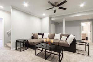 Salony z aneksami kuchennymi najłatwiej tworzy się w zupełnie nowych domach i mieszkaniach