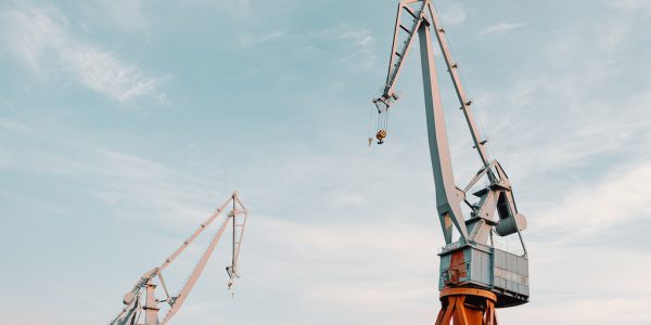 korzyści wynajmu dźwigów samojezdnych w stolicy